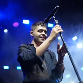 Emir  Can İğrek Bir Karanfil